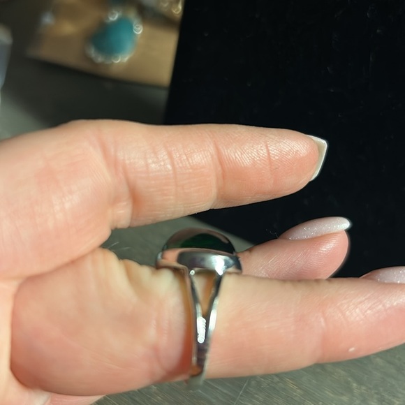 Elegant Green Silver Ring - Picture 2 of 3